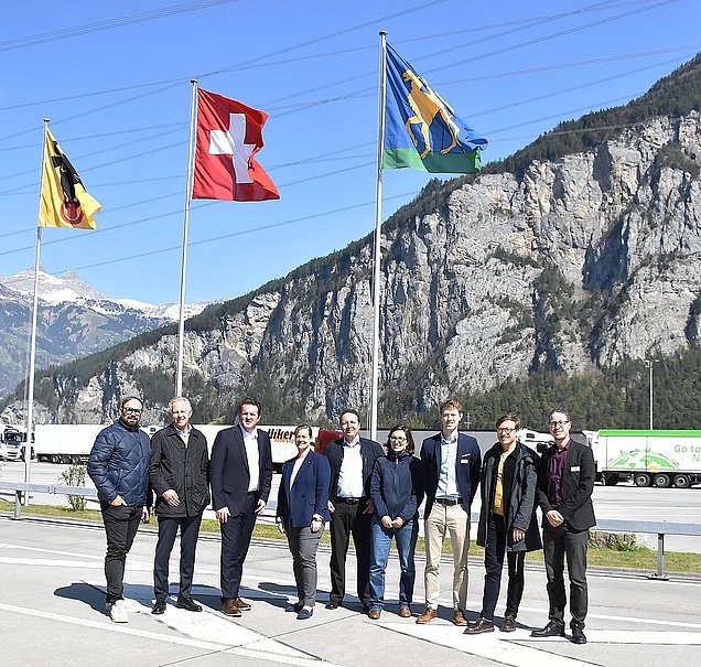 Zahlreiche VertreterInnen aus Tirol und der Schweiz nahmen am gestrigen Treffen teil. Im Bild v.li: Enrico Leitgeb (Leiter Landesverkehrsabteilung Polizei Tirol), Bernhard Knapp (Vorstand Abteilung Verkehrs- und Seilbahnrecht des Landes Tirol), LR René Zumtobel, Regierungsrätin Celine Huber (Kanton Uri), Lorenz Jaun (Amtsvorsteher Amt für Umwelt, Kanton Uri), Regula Hodler (Abteilungsleiterin Gesundheits-, Sozial- und Umweltdirektion, Kanton Uri), Alexis Kessler (Bundesamt für Raumentwicklung ARE, Schweiz), Matthias Wagner (Bundesamt für Verkehr, Schweiz), Martin Gassner (Vorstand Abteilung Mobilitätsplanung des Landes Tirol) © Land Tirol/Knabl